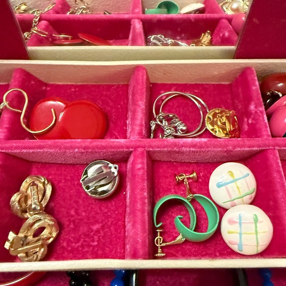 Vintage Jewelry Box full of Vintage  Jewelry Excellent Condition - Picture 6 of 12